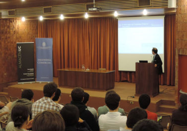 Presidente de la Bolsa de Comercio da charla en Ingeniería Comercial