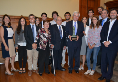 Profesor Fernando Coloma recibe Premio Ingeniero Comercial UC Distinguido 2014