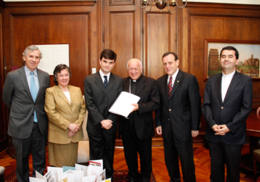 Exalumno de la Facultad dona a la UC 40 tomos de la Biblia escrita en braille