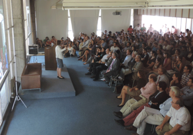 Esther Duflo deslumbró en una clase magistral acerca del rol del microcrédito en la superación de la pobreza