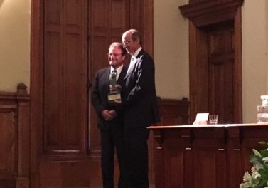 Guillermo Tagle recibió el premio al Ingeniero Comercial del año 2016