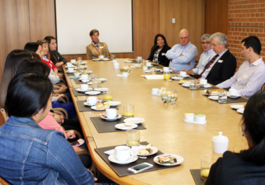 Profesores y funcionarios se reúnen en desayunos junto al Decano