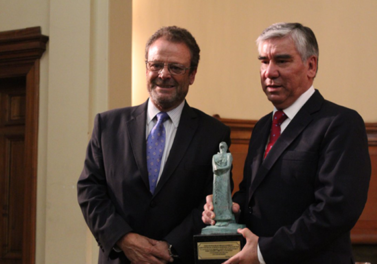 Julio Gálvez recibe el Premio Ingeniero Comercial UC Distinguido 2018