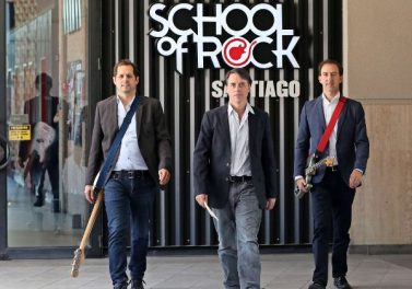 Ex alumnos de Ingeniería Comercial de la UC llevan el rock por Latinoamérica