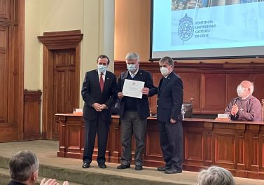 Profesores de nuestra Facultad fueron premiados en el Día del Académico UC