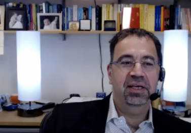 Economista Daron Acemoglu habla sobre el proceso constituyente chileno en webinar organizado por la Facultad